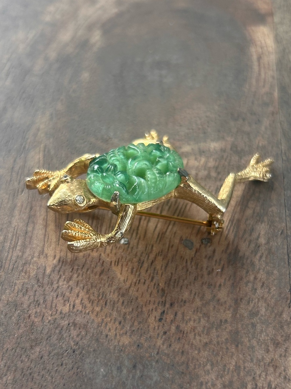 ❗️SOLD ❗️Vintage Gold Tone "Peking"
Molded Art Glass Leaping Frog Pin
Brooch